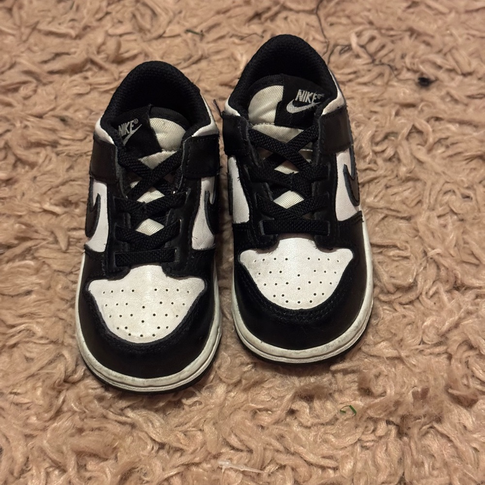 Nike dunk low toddler 7c. Used good condition. Picture show wear